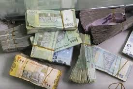 شهدت أسعار الريال اليمني، تحسنا أمام العملات الأجنبية في العاصمة المؤقتة عدن، اليوم السبت، متأثرا بمعنويات تشكيل الحكومة الجديدة.وقالت مصادر مصرفية. Ø­Ù… Ù„ÙˆØ§ Ø§Ù„ØªØ­Ø§Ù„Ù Ø§Ù„Ø³Ø¹ÙˆØ¯ÙŠ Ø§Ù„Ø¥Ù…Ø§Ø±Ø§ØªÙŠ Ø§Ù„Ù…Ø³Ø¤ÙˆÙ„ÙŠØ© Ø§Ù„ÙŠÙ…Ù†ÙŠÙˆÙ† ÙŠÙ†Ø¯Ø¯ÙˆÙ† Ø¨ØªØ¯Ù‡ÙˆØ± Ø§Ù„Ø±ÙŠØ§Ù„ ÙˆØ§Ø±ØªÙØ§Ø¹ Ø§Ù„Ø£Ø³Ø¹Ø§Ø± ÙŠÙ…Ù† Ø§Ù„Ø¬Ø²ÙŠØ±Ø© Ù†Øª