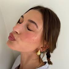 Hailey Bieber và xu hướng má hồng “blueberry” gây sốt mùa hè