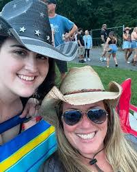 Marci Steinberg's Instagram, Twitter & Facebook