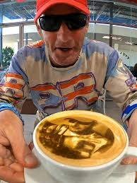 Llegas a este Lugar.. Pides un Cafe ☕☕, Te Toman una Foto 📸 y Wuuaaalaaa  😍🇵🇷, Tu Foto en un Cafe !! Pide el Split de Yo Papi