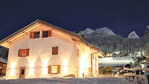 Dotato di zona soggiorno / cucina con divano/letto matrimoniale, bagno con doccia, wc, bidet e lavatrice, camera matrimoniale, giardino. Appartamenti E Residence In Val Di Fassa Dolomitinetwork