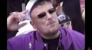 Bonez MC Frauenarzt Extasy Outfit und Models: Trikot, Sneaker, Jacke,...