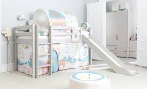 Wir verkaufen ein vollholz flexa bett 90x200 mit umrandung, integriertem lattenrost, leiter, sowie 4 stehern, damit man ein hochbett machen kann und die dazupassenden stoffvorhänge mit klettverschluss. Betttaschen 3er Set Flexa Little Princess Hoffner