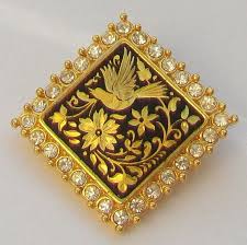 Black And Gold Jewelry From Spain Damascene Jewellery Originates From The Toledo Region Of Spain Although It Is Produced In Other Areas This Pretty Black And G Vintage Crystal Vintage Crystals