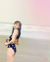 画像2/2) 松井愛莉、“ちょっぴりオトナ”な水着姿 色気際立つ肌見せコーデも - モデルプレス