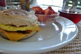 Comprehensive nutrition resource for dunkin donuts bacon, egg & cheese on english muffin. Kelli S Bacon Egg And Cheese On English Muffin Sandwich Kitty Kelli S Kitchen