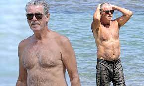 Pierce Brosnan, 68, goes shirtless while enjoying a beach day in Hawaii |  Daily Mail Online