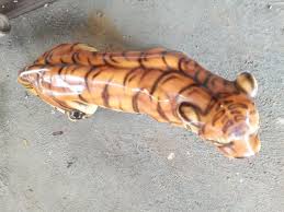 Selain patung harimau bermuka bahagia, masih ada 11 patung dengan bentuk aneh lainnya.belum lama ini netizen dihebohkan dengan sosok patung harimau bermuka lucu dan terlihat bahagia. Patung Harimau Dari Keramik Antik Lainnya Di Carousell