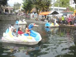 Tiket masuk dan parkir umbul tlatar yakni: Pengunjung Tlatar Membeludak
