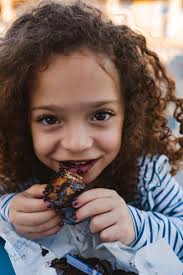 Ever had Meli's Poli Oreo?🇬🇷🍯💙 . . Rolled in FRESH crushed oreo cookies  & smothered in Meli's special oreo sauce🖤😋 . . Poli Oreo translates to  very good, in Greek. I hope