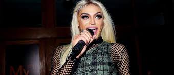 O rapaz que se apresentou no ídolos se chama thyago delfino e morava em maceió (al), em 2012. Veja Video Antes Da Fama Pabllo Vittar Aparece Cantando Hits De Michael Jackson Assista Aratu On