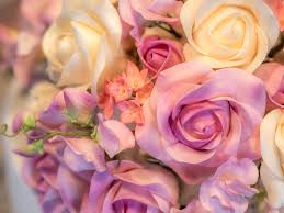 Hochzeitstag ist anlass für eine jubiläumsfeier mit kindern, enkeln, urenkeln und allen menschen. Hochzeitstorte Mit Rosen Zur Diamantenen Hochzeit