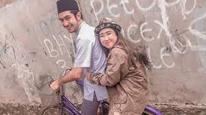 Reza Rahadian Cium Kiky Saputri Mantan Istri Sule Hamil 8 Bulan