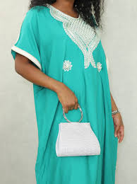 La couleur turquoise est étroitement associée au minéral qui est souvent transformé en bijoux. Robe Longue Tunisienne Manches Courtes Brodee Pour Femme Couleur Vert Emeraude Pret A Porter Et Accessoires
