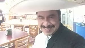 Vicente Fernández su imitador viaja 10 horas para cantarle afuera de  hospital en Guadalajara