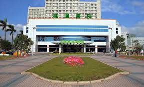 不知道算不算八卦 我女友在診所上班 今天排到她去陽明醫院打疫苗 下午還排了一堆人 排到四點半才輪到她 結果晚上就看到這個. éƒ¨ç«‹æ¡ƒåœ'é†«é™¢åœ¨é€™æ¬¡ç–«æƒ…ä¸­ è‚©è² é˜²ç–«ç¬¬ä¸€ç·š åœ‹ç«‹é™½æ˜Žå¤§å­¸national Yang Ming University Facebook