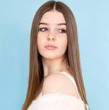 Lauren Webb's Instagram, Twitter & Facebook