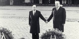 In verduns knochenmühle waren horrende verluste teil der strategie; Handschlag Zwischen Francois Mitterrand Und Helmut Kohl Die Kulissen Eines Historischen Fotos 22 September 1984 Ministerium Fur Europa Und Auswartige Angelegenheiten