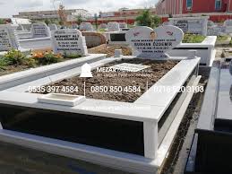 Yapı ve mezar taşı kitabeleri açısından çok zengin olan osmanlı coğrafyasının epigrafisi üzerine ülkemizde ve dünyada son dönemlerde çok sayıda mezartaşı kitabeleri de incelendiğinde, bunların yalnızca ölen kişinin kimliğini bildiren metinler olmadığı, aynı zamanda, biyografi çalışmalarına ve. Tek Kisilik Kalp Seklinde Mezar Tasi Modeli Mezar Yapimi Istanbul