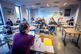 Middelbare scholen gaan weer open en heel misschien gaat dat ook gelden voor het middelbaar hoe de lessen er voor middelbare scholieren precies uit gaan zien, staat nog niet vast. Uitkomst Catshuisberaad Avondklok Blijft Scholen Deels Weer Open Kappers Mogelijk Weer Aan De Slag De Volkskrant