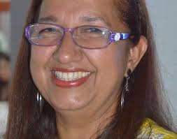 Betty Martínez, una mujer con más de 20 años informando a los guajiros