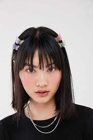 How To Pull Off The 90s Hair Clip Trend With Short Hair Society19 In 2020 Clip Hairstyles Short Hair With Bangs Thick Hair Styles