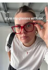 Chicas con Estilo: Luce Tus Gafas con Confianza