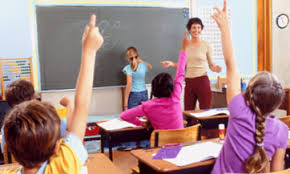 "Institución social en los maestros y alumnos que llevan a lo práctico el proceso educativo. Es la comunidad educativa."