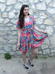 Allez sur floryday pour commander des bleu robe moulante robes tendance pour femme à prix abordable. Look Robe Annees 80 Et Vans Jeni Cherie