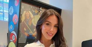 Radio, convivenza e un cucciolo in arrivo. Paola Di Benedetto Trucco Da Bambola Bella Da Impazzire Foto