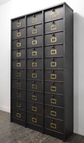 Enfilade métallique a tiroirs , porte métal ajourée , étagères réglables 168 cms par 100 par 41 tarif : Meuble A Clapet Strafor 30 Casiers