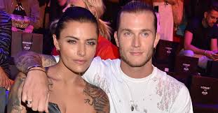 Bir süredir beşiktaş'ın kalecisi loris karius'la ilişki yaşayan sophia thomalla'nın gözü sevgilisinden başkasını görmüyor. Sophia Thomalla In Leder Mit Loris Karius Auf Der Fashion Week