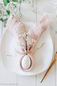 Aus draht werden kleine hasenohren gebastelt. Hasenohren Servietten Einfache Ostern Diy Tischdekoration Diy Ostern Tischdeko Einfache Hasenohre Holiday Decorations Easter Easter Favors Easter Diy