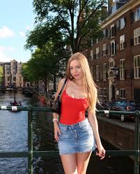 Lis Evans (@thebabylisevans) • Threads, Say more