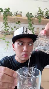 Eksperimen Gelas Bolong Yang Menarik