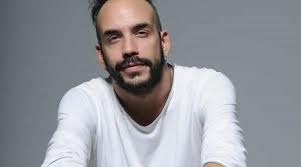 Ο πάνος μουζουράκης με την εμφάνισή του έδειξε ξεκάθαρα ότι είναι έτοιμος να ριχτεί στην μάχη του τελικού του the voice. Panos Moyzoyrakhs Pws Bre8hke Me Thn Oikogeneia Toy Apo Thn Elbetia Sth 8essalonikh Zinapost Gr