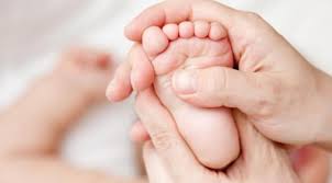 Hasil gambar untuk gambar pijat bayi