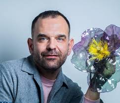 William Amor, el artista plástico detrás de las esculturas florales de la  colección SS24 de Balmain.