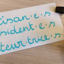 L'écriture dite « inclusive » divise actuellement l'opinion publique, pourtant c'est loin d'être une dans les grandes lignes, l'écriture inclusive vise à : L Ecriture Inclusive L Evolution