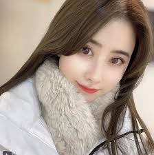 The area along the Nakdong River in Namji-eup, Changnyeong-gun, Gyeongnam  Province, is dyed in golden rape blossoms, signaling the peak of spring.  The Namji Rape Blossom Festival, held every spring, is the