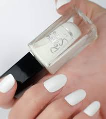 Vernis à ongles blancs ongle gel blanc vernis blanc couleur vernis couleurs de vernis à ongles couleur ongles ongles stylés ongles acryliques beauté des ongles. Top 8 Des Vernis A Ongles Blancs Aux Meilleurs Prix Mes Petits Ongles
