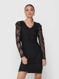 Adoptez cette robe en dentelle qui deviendra votre petite robe noire fétiche en soirée. Manches Longues En Dentelle Robe Only