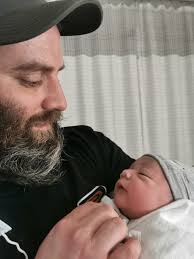 Notre beau Logan est venu au monde le 5 avril à 23h55. Un beau grand garçon  de 58 cm, 9.3lbs. ❤️❤️❤️