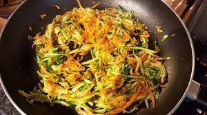 Prepariamo tutti gli elementi prima di procedere. Frittata Con Zucchine E Carote Si Fa Presto A Dire Chef