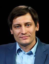 — отец дмитрия, геннадий гудков, рассказал , что дмитрию угрожали. Dmitrij Gudkov Persony Etvnet