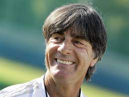 Er selber verdient sein gehalt seit 1994 nicht mehr als aktiver fußballer, kommt aber mit seinem. Jogi Low Hort Nach Em Im Sommer Als Dfb Teamchef Auf Deutschland Vol At