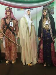 Traditional Saudi Arabian Dresses For Men And Women Traditional Outfits Arabian Dress Arab Fashion
