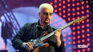 Chitarrista di formazione blues, è stato, a cavallo degli anni settanta e ottanta, uno dei musicisti più innovativi del panorama italiano. Le Dieci Canzoni Piu Belle Di Pino Daniele