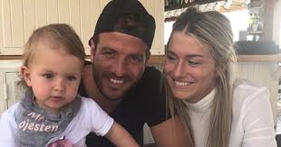 Vandaag laat de dochter van nicolette kluijver zien wat je moet doen als je niet wil douchen en blijft arie boomsma ook op vakantie gewoon trainen. Estavana En Rafael Vieren Eerste Verjaardag Jesslynn Entertainment Telegraaf Nl
