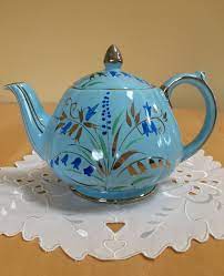 Each maker's blue willow will be slightly different, such as plumper birds or trees with more branches. Sadler Teapot Light Blue With Blue And Silver Bell Flowers Silver Trim Hand Painted Pattern 1604 Blue Made In England Teiere Pinterest
